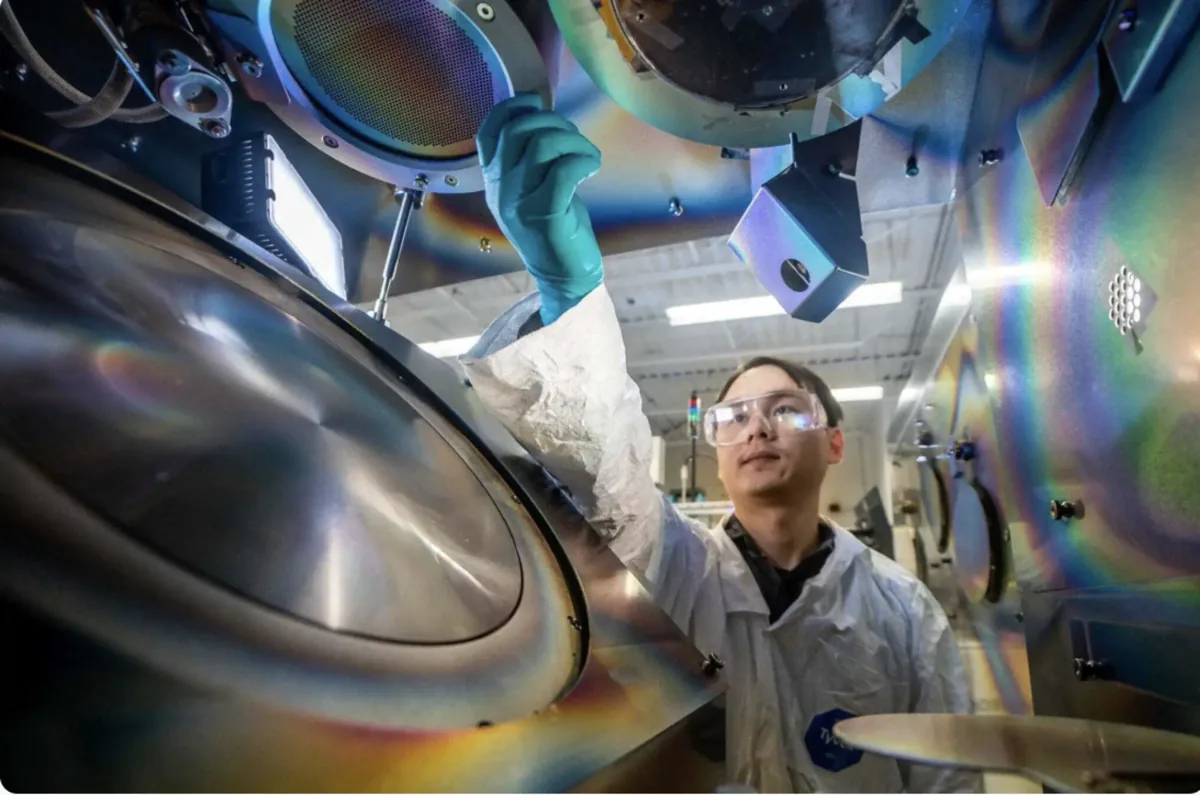 Angstrom Engineering 原厂工程师在设备现场